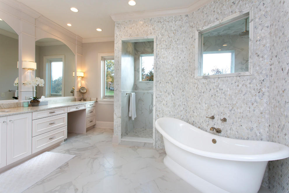 Свежая идея для дизайна: огромная главная ванная комната в классическом стиле с фасадами с декоративным кантом, белыми фасадами, отдельно стоящей ванной, двойным душем, серой плиткой, зеркальной плиткой, серыми стенами, мраморным полом, врезной раковиной, столешницей из искусственного кварца, белым полом и открытым душем - отличное фото интерьера