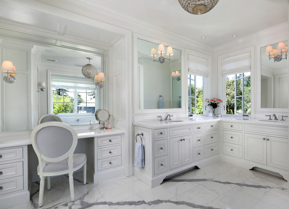 Klassisches Badezimmer En Suite mit Schrankfronten mit vertiefter Füllung, weißen Schränken, weißer Wandfarbe, Unterbauwaschbecken, weißem Boden und weißer Waschtischplatte in San Francisco
