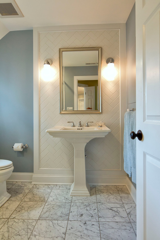 Стильный дизайн: главная ванная комната в классическом стиле с унитазом-моноблоком, керамогранитной плиткой, синими стенами, мраморным полом, раковиной с пьедесталом и белым полом - последний тренд
