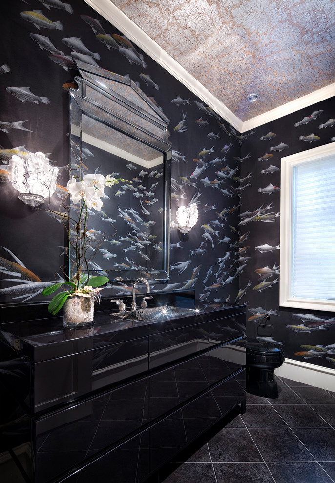 Modelo de cuarto de baño clásico con paredes multicolor, aseo y ducha, armarios con paneles lisos y puertas de armario negras