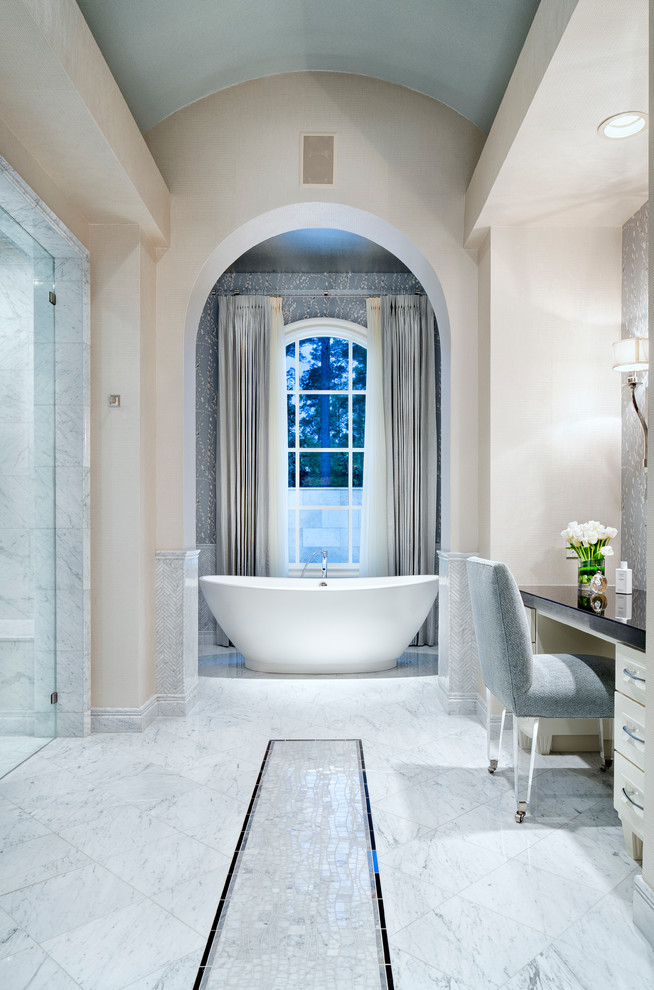 Источник вдохновения для домашнего уюта: огромная главная ванная комната в стиле неоклассика (современная классика) с ванной в нише