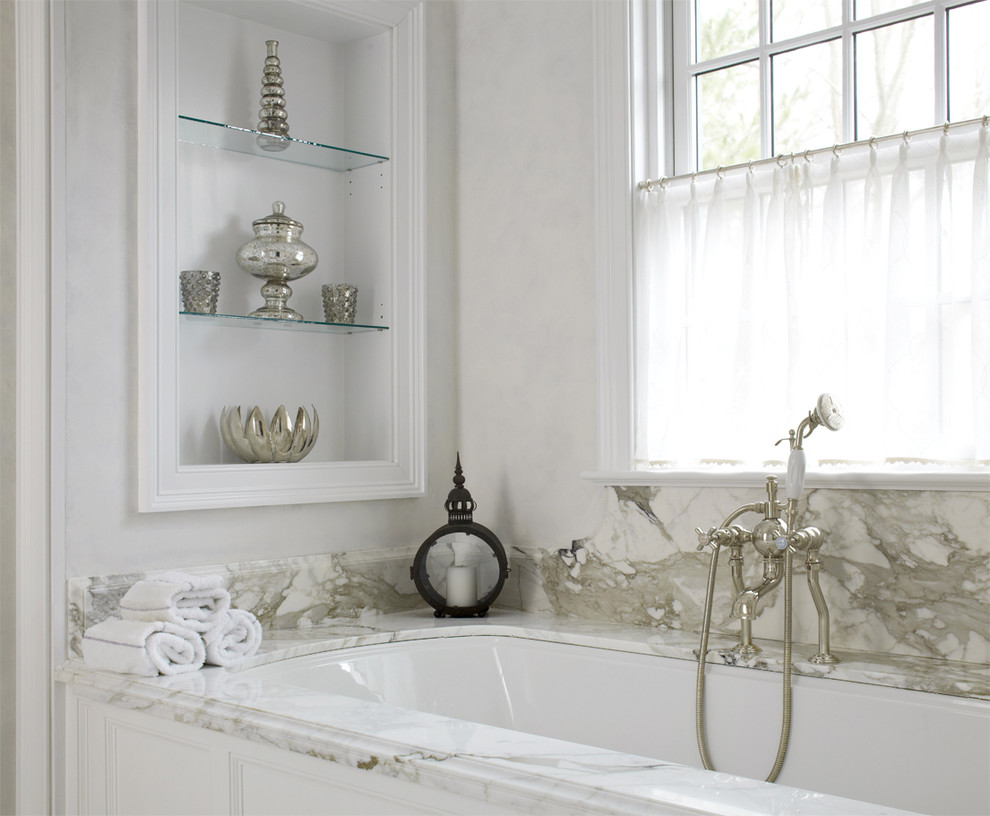 Esempio di una stanza da bagno padronale tradizionale di medie dimensioni con top in marmo, consolle stile comò, ante bianche, vasca ad alcova, piastrelle multicolore, piastrelle a mosaico e pareti grigie