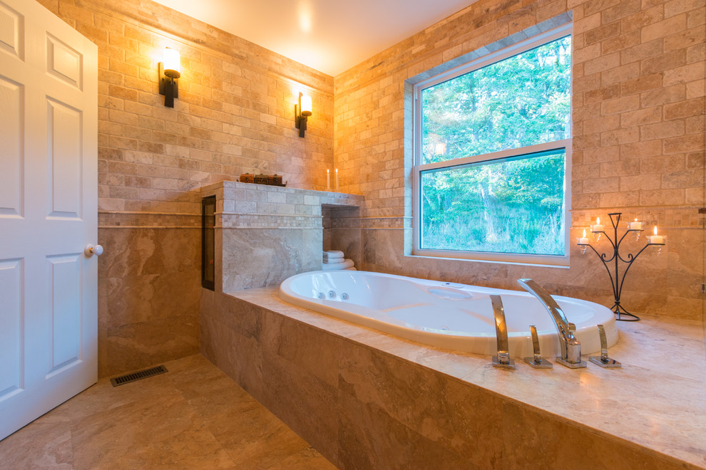 Modelo de cuarto de baño principal clásico grande con bañera encastrada, ducha empotrada, baldosas y/o azulejos multicolor, baldosas y/o azulejos de piedra y suelo de travertino