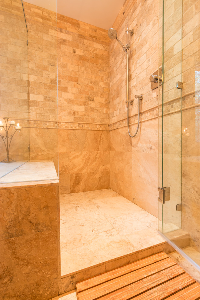 Стильный дизайн: большая главная ванная комната в классическом стиле с накладной ванной, душем в нише, разноцветной плиткой, каменной плиткой и полом из травертина - последний тренд