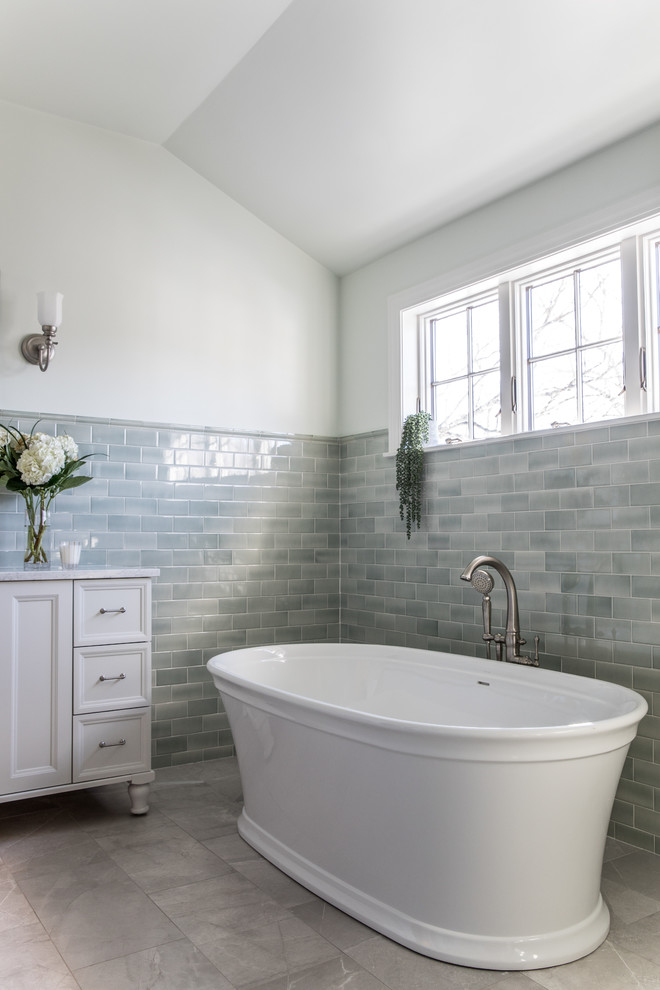 Пример оригинального дизайна: главная ванная комната в стиле неоклассика (современная классика) с фасадами с утопленной филенкой, белыми фасадами, отдельно стоящей ванной, душем без бортиков, унитазом-моноблоком, зеленой плиткой, керамической плиткой, мраморным полом, врезной раковиной, мраморной столешницей, серым полом, открытым душем и серой столешницей