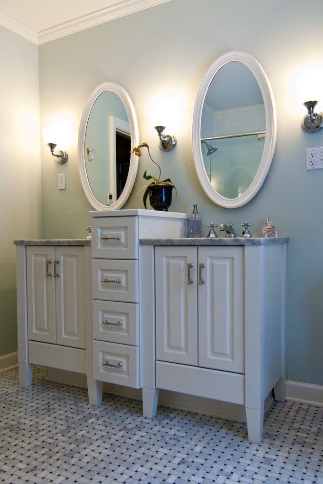 Idee per una stanza da bagno classica con lavabo sottopiano, consolle stile comò, ante bianche, top in marmo e piastrelle grigie