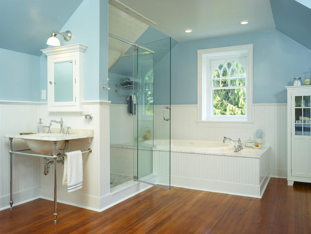 Modelo de cuarto de baño clásico con lavabo tipo consola y baldosas y/o azulejos de cemento