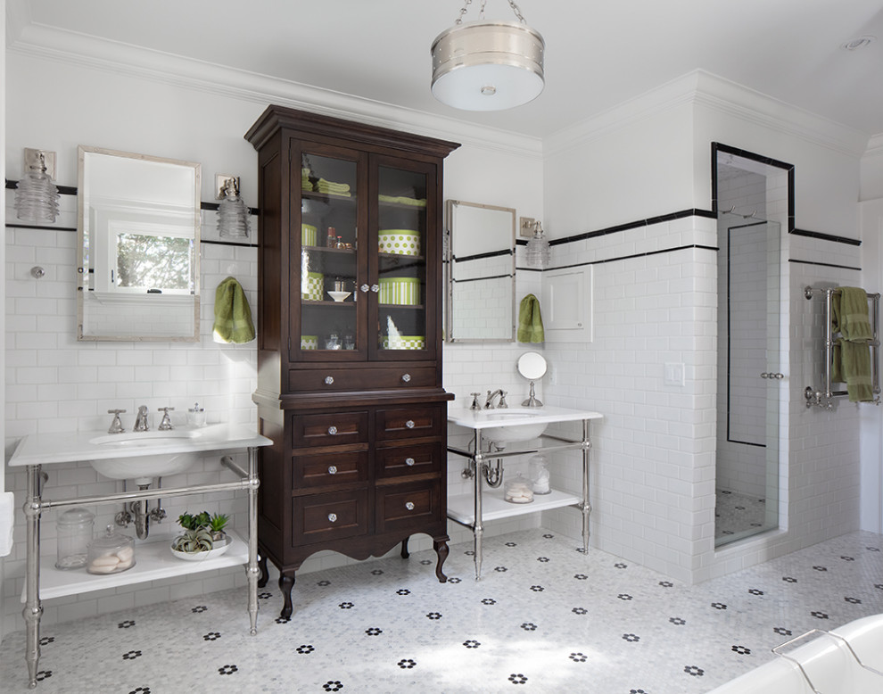 Idéer för ett klassiskt vit badrum, med vita skåp, ett fristående badkar, en dusch i en alkov, vit kakel, tunnelbanekakel, vita väggar, mosaikgolv, ett undermonterad handfat och dusch med gångjärnsdörr