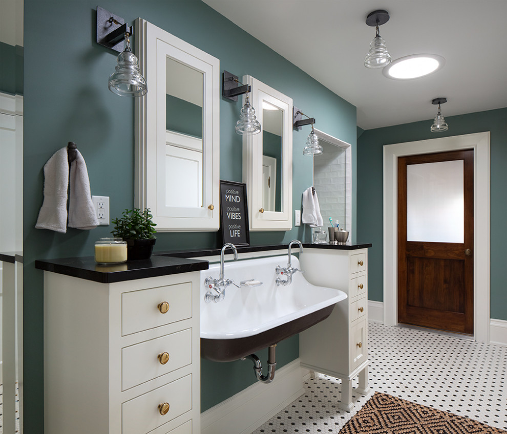 Пример оригинального дизайна: ванная комната в классическом стиле с белыми фасадами, душем в нише, белой плиткой, плиткой кабанчик, зелеными стенами, полом из мозаичной плитки, подвесной раковиной, разноцветным полом, душем с распашными дверями и черной столешницей