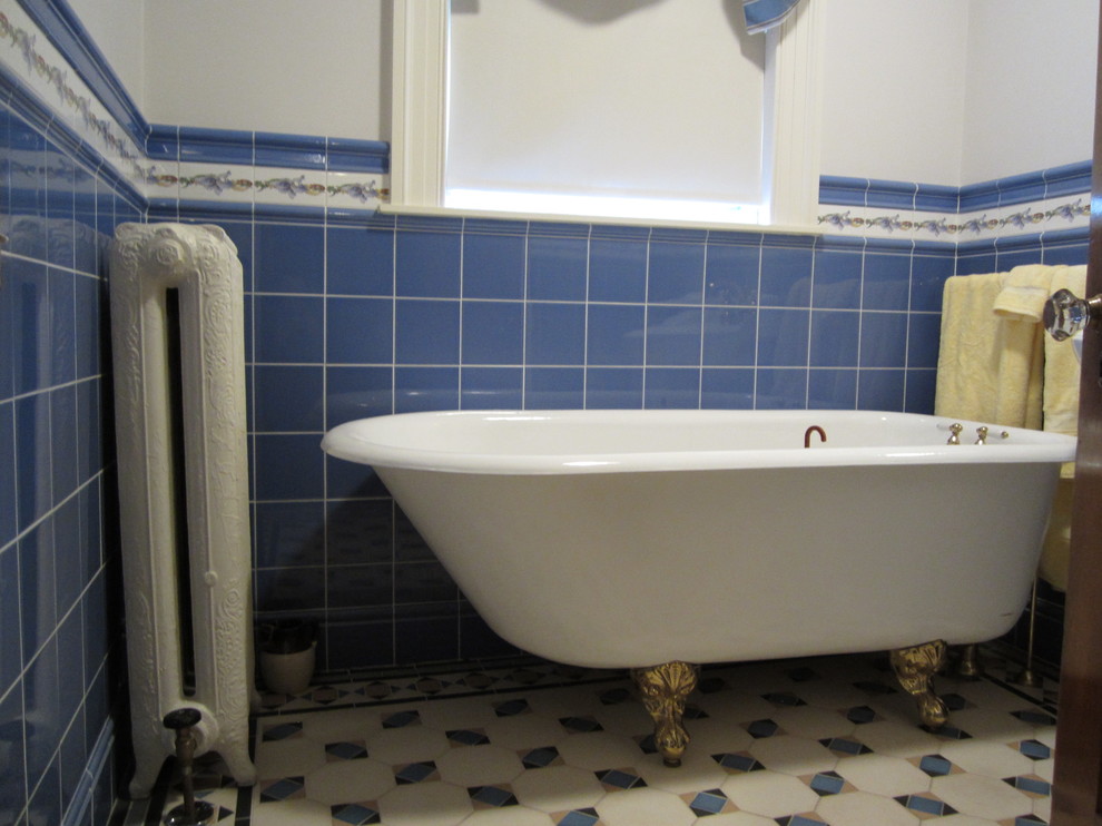 Modelo de cuarto de baño tradicional con bañera con patas, baldosas y/o azulejos azules y baldosas y/o azulejos de cerámica