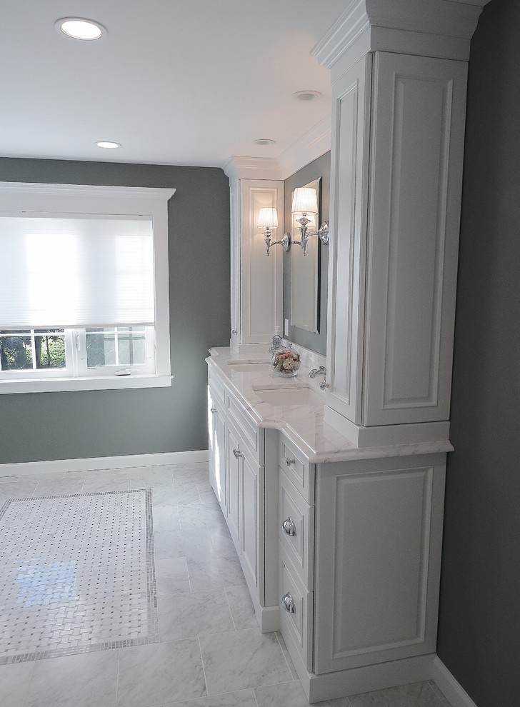 Idéer för att renovera ett stort vintage en-suite badrum, med luckor med upphöjd panel, vita skåp, en öppen dusch, en toalettstol med separat cisternkåpa, vit kakel, marmorkakel, grå väggar, marmorgolv, ett undermonterad handfat, marmorbänkskiva, grått golv och dusch med gångjärnsdörr