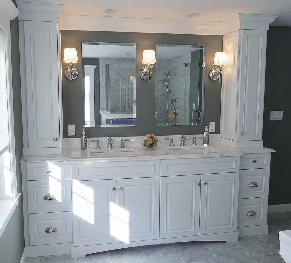 Foto på ett stort vintage en-suite badrum, med luckor med upphöjd panel, vita skåp, en öppen dusch, en toalettstol med separat cisternkåpa, vit kakel, marmorkakel, grå väggar, marmorgolv, ett undermonterad handfat, marmorbänkskiva, grått golv och dusch med gångjärnsdörr
