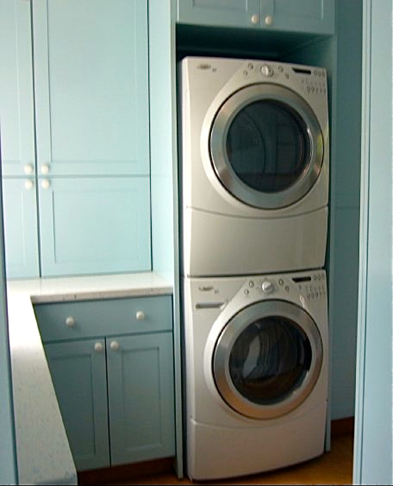 Foto på en mellanstor vintage tvättstuga, med luckor med upphöjd panel, vita skåp, vita väggar och mellanmörkt trägolv