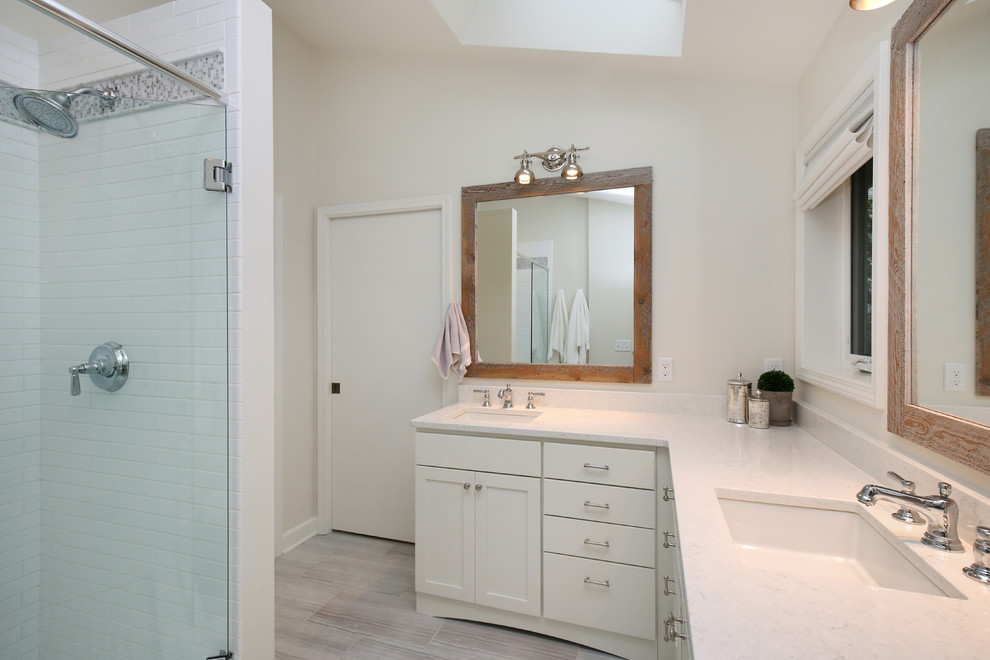 Idéer för att renovera ett litet vintage badrum med dusch, med skåp i shakerstil, vita skåp, en hörndusch, vit kakel, keramikplattor, vita väggar, klinkergolv i keramik, ett undermonterad handfat och bänkskiva i kvarts