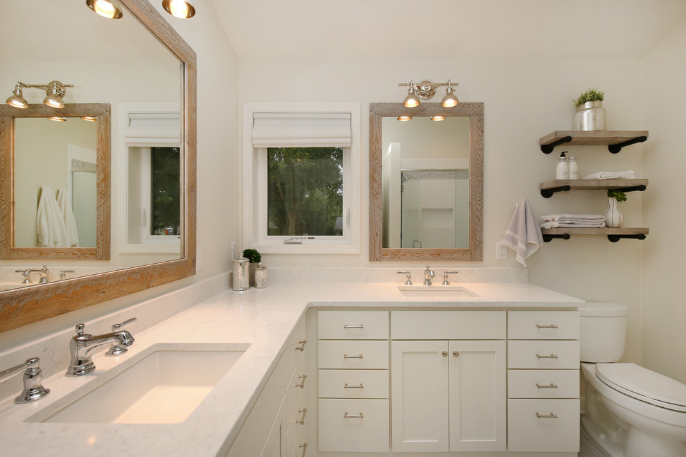 Inredning av ett klassiskt litet badrum med dusch, med skåp i shakerstil, vita skåp, en hörndusch, vit kakel, keramikplattor, vita väggar, klinkergolv i keramik, ett undermonterad handfat och bänkskiva i kvarts