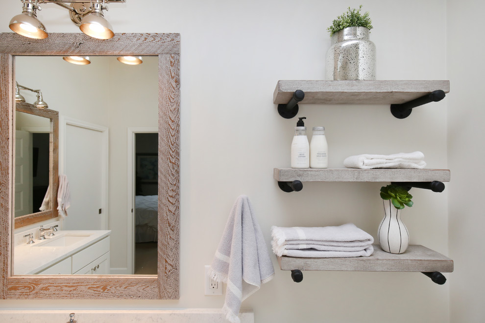 Exempel på ett litet klassiskt badrum med dusch, med skåp i shakerstil, vita skåp, en hörndusch, vit kakel, keramikplattor, ett undermonterad handfat och bänkskiva i kvarts