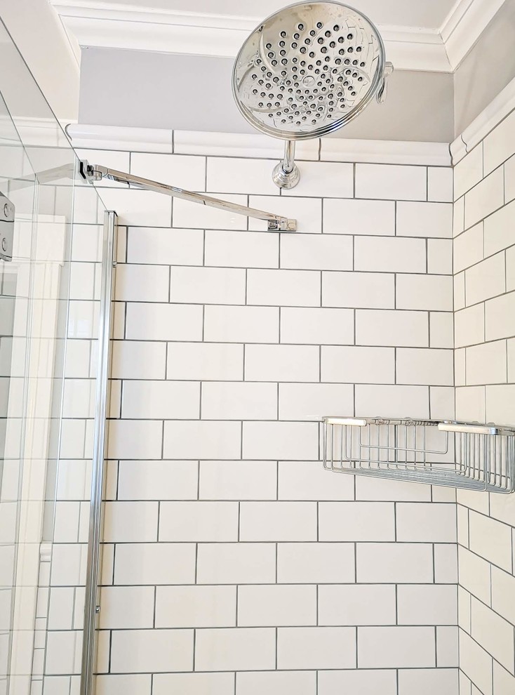 Пример оригинального дизайна: ванная комната среднего размера в классическом стиле с ванной в нише, душем над ванной, раздельным унитазом, белой плиткой, плиткой кабанчик, серыми стенами, полом из керамогранита, душевой кабиной, консольной раковиной, белым полом, душем с распашными дверями и серой столешницей