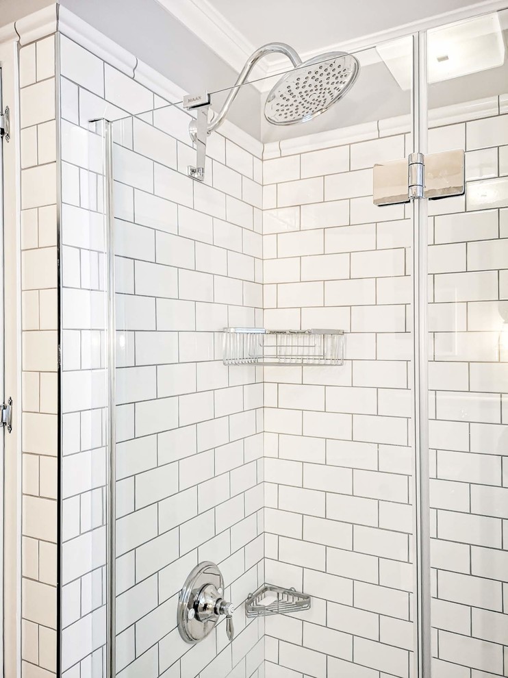 Идея дизайна: ванная комната среднего размера в классическом стиле с ванной в нише, душем над ванной, раздельным унитазом, белой плиткой, плиткой кабанчик, серыми стенами, полом из керамогранита, душевой кабиной, консольной раковиной, белым полом, душем с распашными дверями и серой столешницей