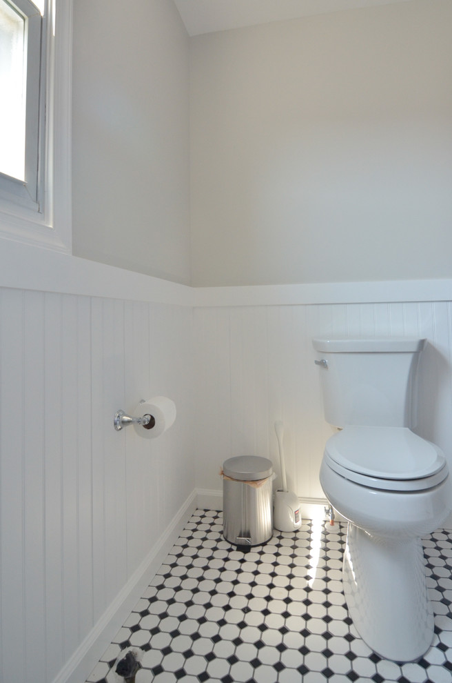 Пример оригинального дизайна: маленькая ванная комната в классическом стиле с белой плиткой, плиткой кабанчик, бежевыми стенами, полом из мозаичной плитки и консольной раковиной для на участке и в саду