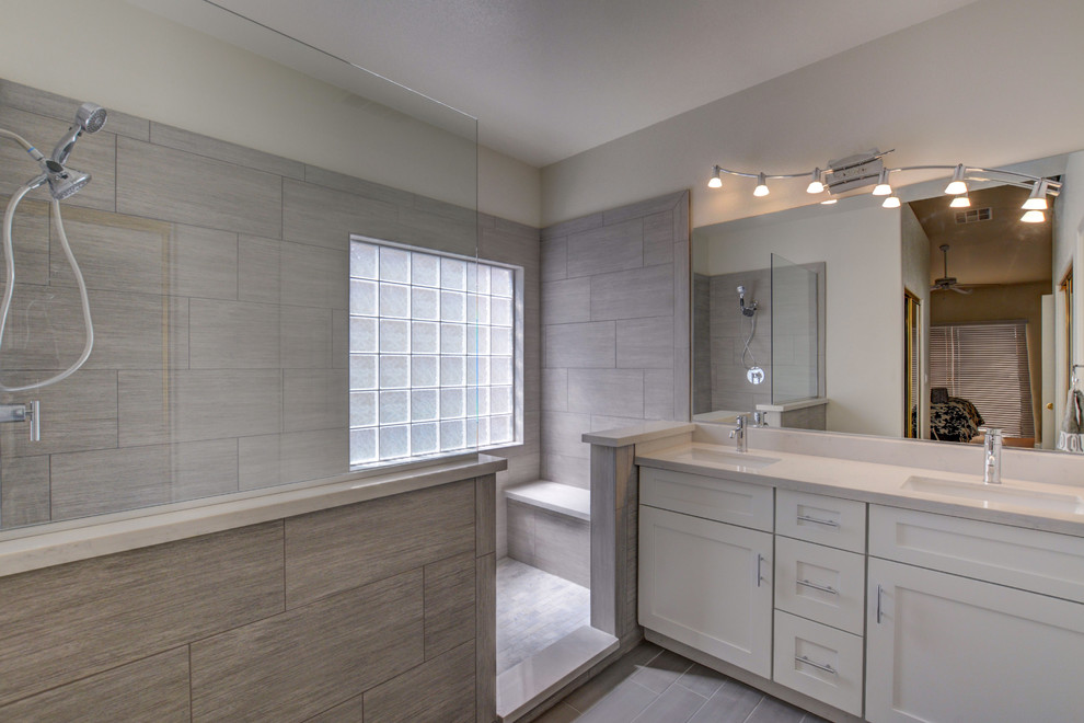 На фото: главная ванная комната среднего размера в стиле модернизм с фасадами в стиле шейкер, белыми фасадами, открытым душем, бежевыми стенами, полом из керамической плитки, накладной раковиной и столешницей из кварцита с