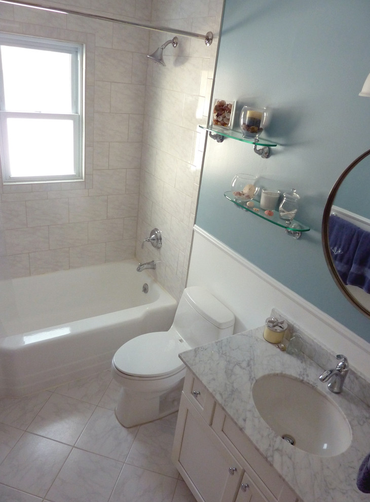 Стильный дизайн: маленькая ванная комната в стиле неоклассика (современная классика) с врезной раковиной, фасадами в стиле шейкер, белыми фасадами, мраморной столешницей, ванной в нише, душем над ванной, унитазом-моноблоком, белой плиткой, керамической плиткой, синими стенами и полом из керамической плитки для на участке и в саду - последний тренд