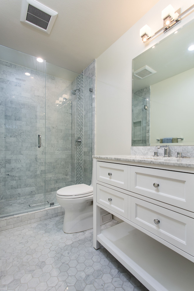 Foto på ett litet vintage badrum med dusch, med skåp i shakerstil, vita skåp, en dusch i en alkov, en toalettstol med hel cisternkåpa, svart och vit kakel, marmorkakel, vita väggar, marmorgolv, ett undermonterad handfat, marmorbänkskiva, flerfärgat golv och dusch med gångjärnsdörr