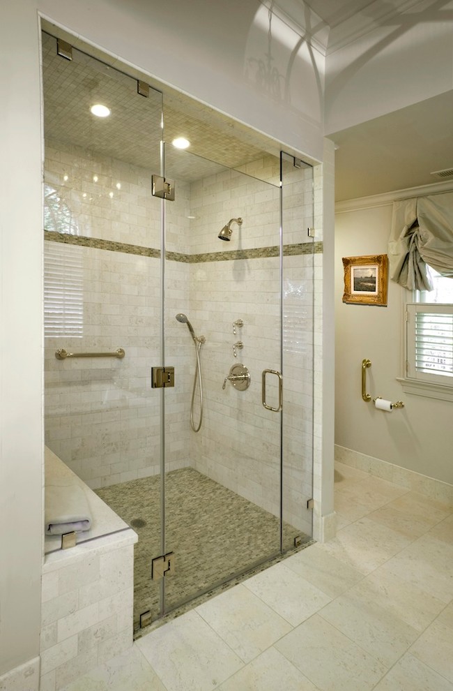 Ispirazione per una stanza da bagno chic con piastrelle diamantate e doccia a filo pavimento
