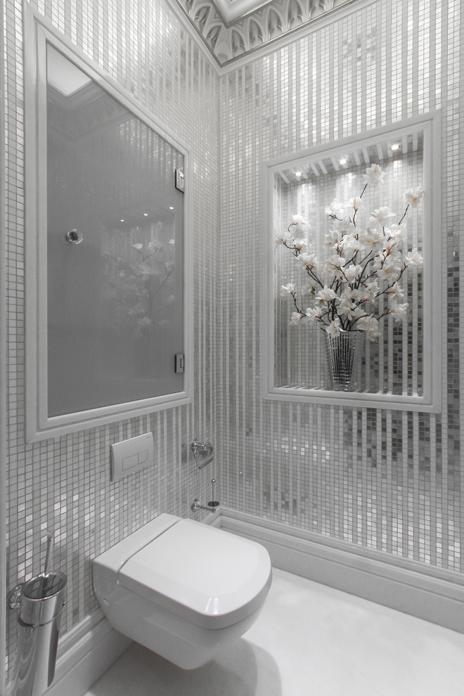 Источник вдохновения для домашнего уюта: огромная главная ванная комната в стиле неоклассика (современная классика) с стеклянными фасадами, искусственно-состаренными фасадами, отдельно стоящей ванной, душевой комнатой, инсталляцией, белой плиткой, плиткой из листового камня, белыми стенами, мраморным полом, настольной раковиной, стеклянной столешницей, белым полом, душем с распашными дверями и разноцветной столешницей