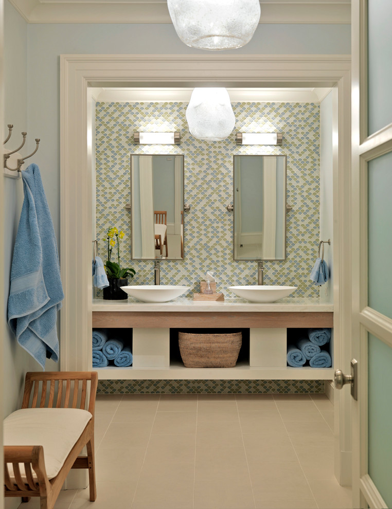 ボストンにあるトラディショナルスタイルのおしゃれな浴室 (モザイクタイル、ベッセル式洗面器、照明) の写真