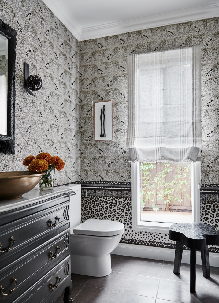 Idéer för att renovera ett vintage badrum, med ett fristående badkar, marmorbänkskiva och luckor med infälld panel