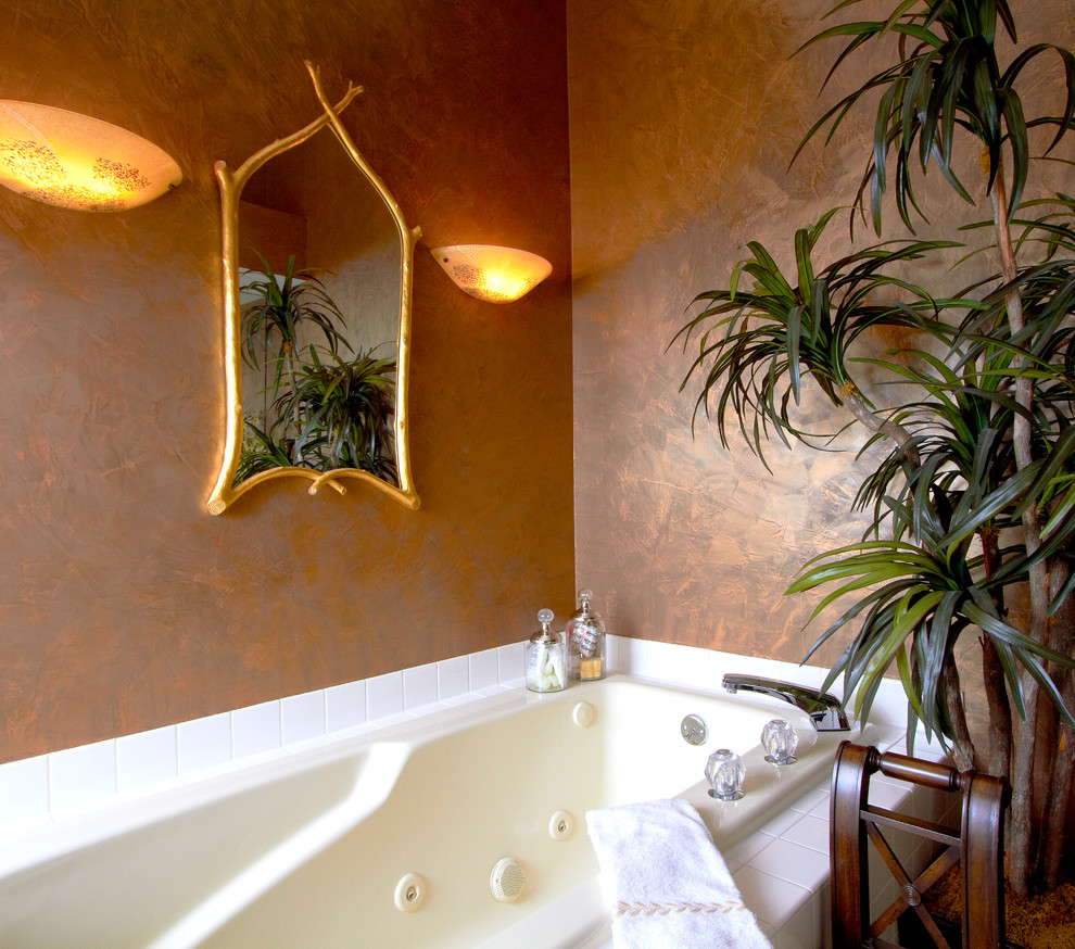 Idéer för ett mellanstort klassiskt badrum med dusch, med ett platsbyggt badkar och bruna väggar