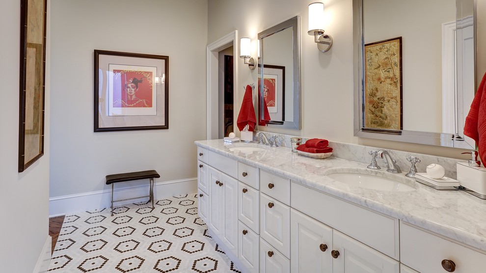 На фото: главная ванная комната в стиле фьюжн с фасадами с выступающей филенкой, белыми фасадами, полом из мозаичной плитки, врезной раковиной, столешницей из искусственного кварца и белой столешницей