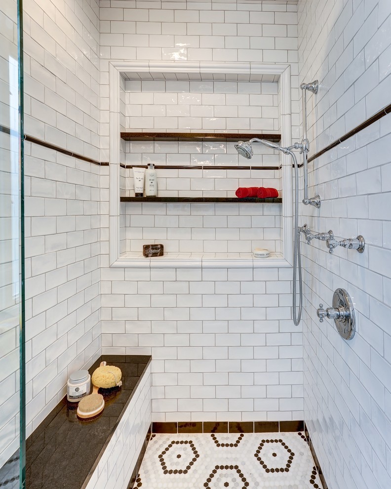 На фото: главная ванная комната в современном стиле с белой плиткой, плиткой кабанчик и полом из мозаичной плитки с
