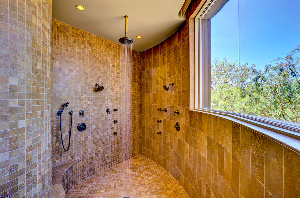 フェニックスにある中くらいなトラディショナルスタイルのおしゃれな浴室 (アンダーカウンター洗面器、中間色木目調キャビネット、大理石の洗面台、バリアフリー、マルチカラーのタイル、ベージュの壁) の写真