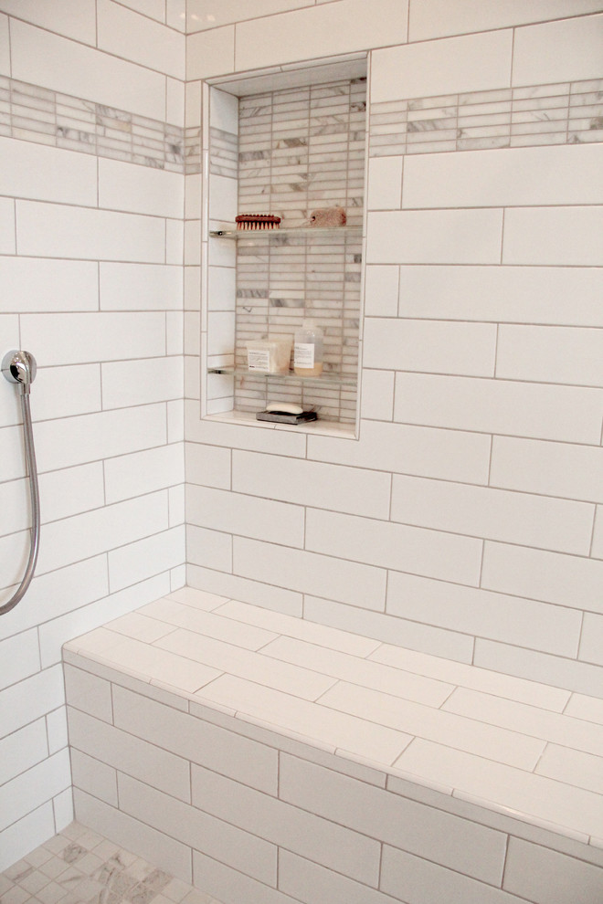 Ejemplo de cuarto de baño contemporáneo con puertas de armario blancas, ducha a ras de suelo, baldosas y/o azulejos blancos, paredes beige y lavabo bajoencimera