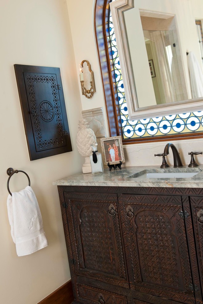 Mediterranes Badezimmer mit Unterbauwaschbecken, Quarzit-Waschtisch, freistehender Badewanne und Travertin in San Diego
