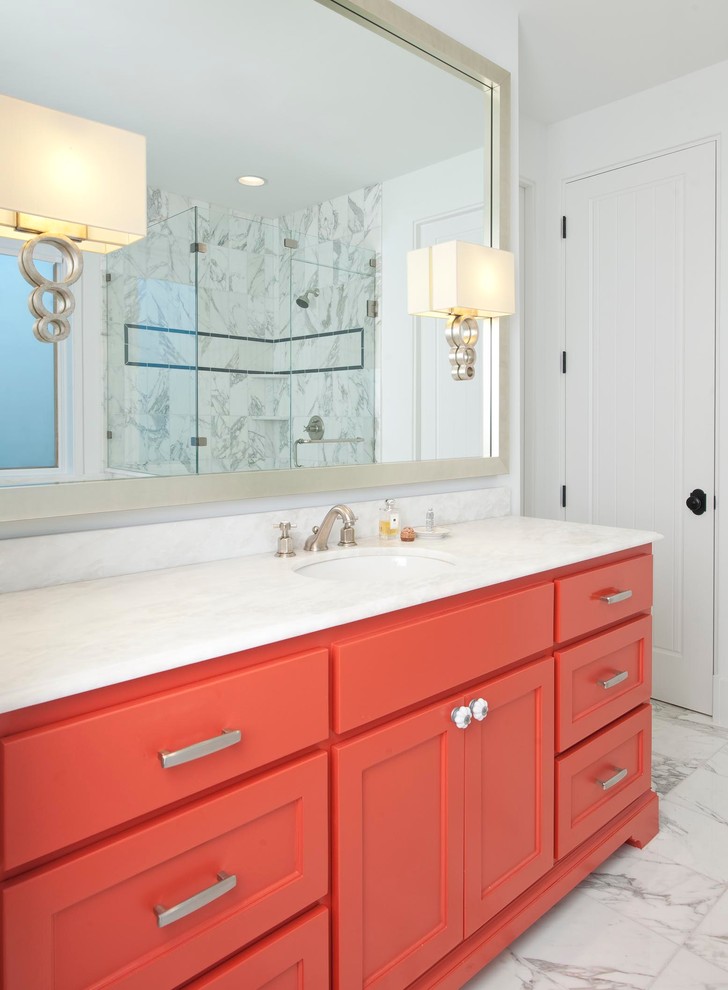 Foto di una stanza da bagno mediterranea con lavabo sottopiano, top in marmo, pareti bianche e pavimento in marmo