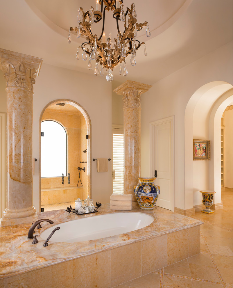 Shabby chic-inspirerad inredning av ett stort en-suite badrum, med luckor med upphöjd panel, vita skåp, ett undermonterat badkar, en dusch i en alkov, en toalettstol med hel cisternkåpa, beige kakel, mosaik, beige väggar, travertin golv, ett undermonterad handfat, marmorbänkskiva, beiget golv och dusch med gångjärnsdörr