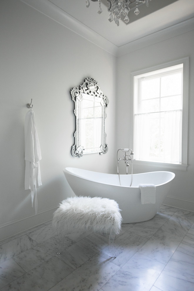 Großes Badezimmer En Suite mit freistehender Badewanne, weißer Wandfarbe, Marmorboden, weißem Boden und eingelassener Decke in Miami