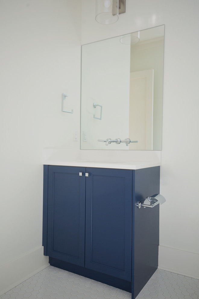 Idéer för att renovera ett litet maritimt vit vitt badrum med dusch, med skåp i shakerstil, blå skåp, vita väggar, klinkergolv i keramik, ett nedsänkt handfat, marmorbänkskiva och vitt golv