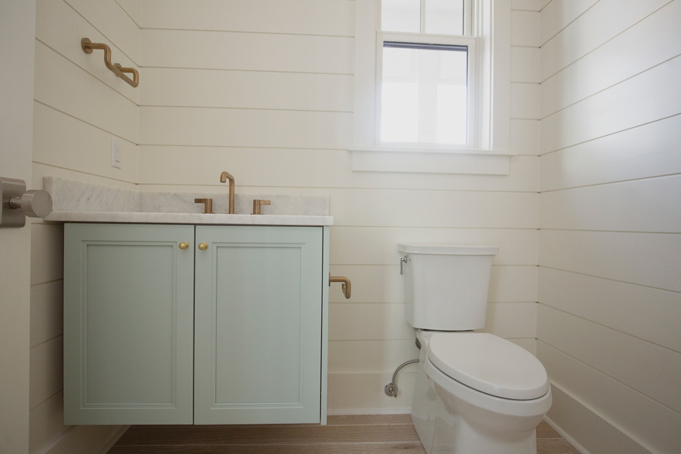 Idéer för ett litet maritimt vit badrum med dusch, med skåp i shakerstil, blå skåp, vita väggar, ljust trägolv, ett nedsänkt handfat, marmorbänkskiva och beiget golv