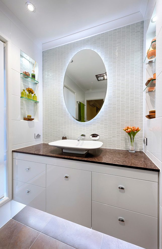 Idee per una stanza da bagno design con lavabo rettangolare, piastrelle bianche, piastrelle di vetro, pareti bianche e pavimento in gres porcellanato