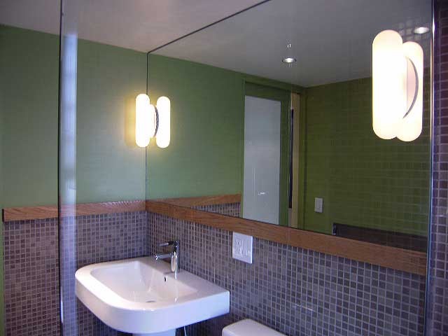Immagine di una stanza da bagno minimalista