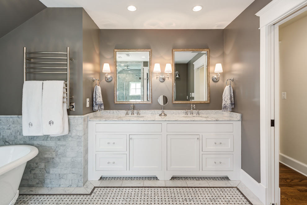 Exempel på ett mellanstort klassiskt grå grått en-suite badrum, med skåp i shakerstil, vita skåp, grå kakel, marmorkakel, bruna väggar, marmorgolv, ett undermonterad handfat, marmorbänkskiva, grått golv och ett badkar med tassar