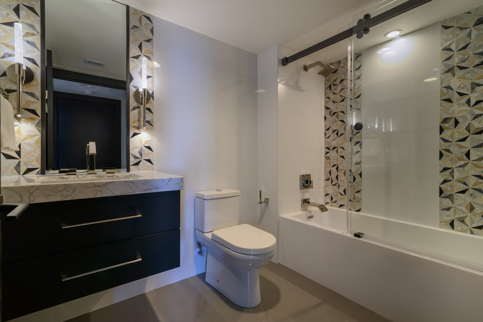Foto di una stanza da bagno minimal con piastrelle multicolore e piastrelle di marmo
