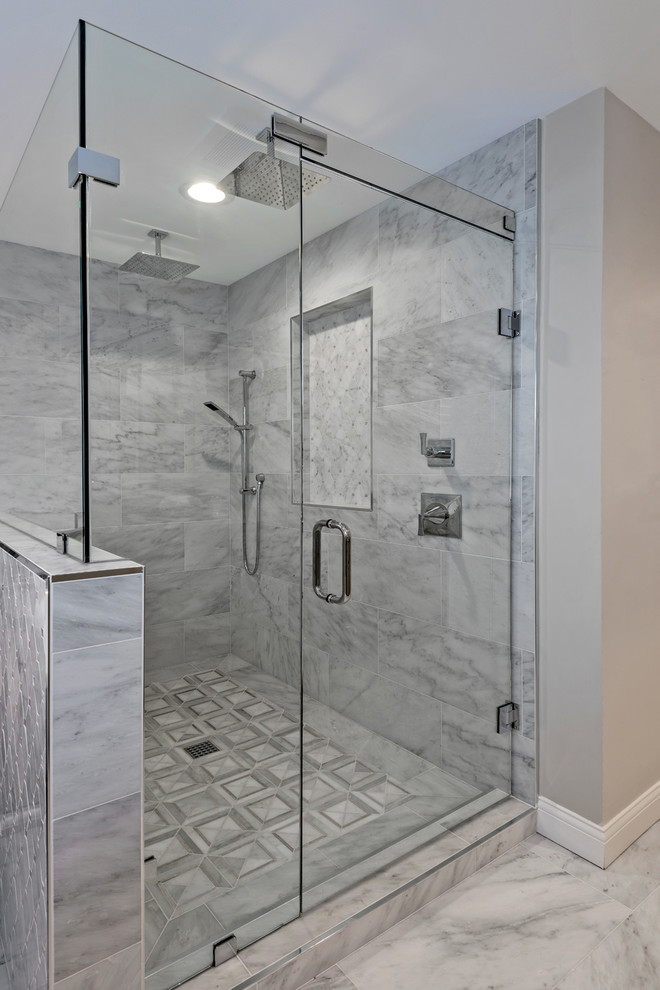 Inredning av ett modernt en-suite badrum, med luckor med upphöjd panel, beige skåp, ett fristående badkar, en dubbeldusch, beige väggar, marmorgolv, ett undermonterad handfat, bänkskiva i kvartsit, grått golv och dusch med gångjärnsdörr