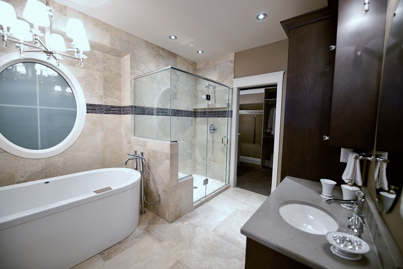 Идея дизайна: большая главная ванная комната в викторианском стиле с темными деревянными фасадами, отдельно стоящей ванной, двойным душем, унитазом-моноблоком, врезной раковиной и столешницей из кварцита