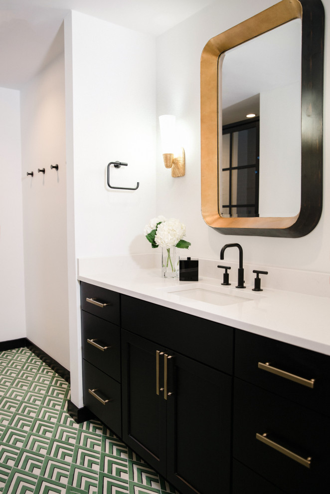 Idéer för ett mellanstort klassiskt vit badrum med dusch, med släta luckor, svarta skåp, svart kakel, porslinskakel, bänkskiva i kvarts, en toalettstol med hel cisternkåpa, vita väggar, cementgolv, ett nedsänkt handfat, flerfärgat golv och dusch med gångjärnsdörr