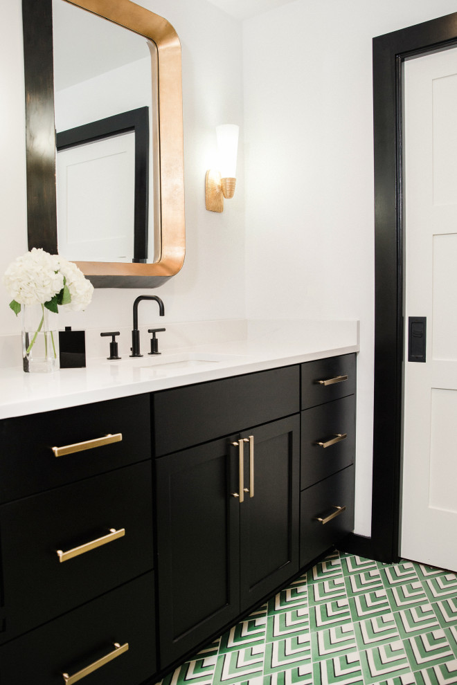 Источник вдохновения для домашнего уюта: ванная комната среднего размера в стиле неоклассика (современная классика) с плоскими фасадами, черными фасадами, унитазом-моноблоком, черной плиткой, керамогранитной плиткой, белыми стенами, полом из цементной плитки, душевой кабиной, накладной раковиной, столешницей из искусственного кварца, разноцветным полом, душем с распашными дверями и белой столешницей