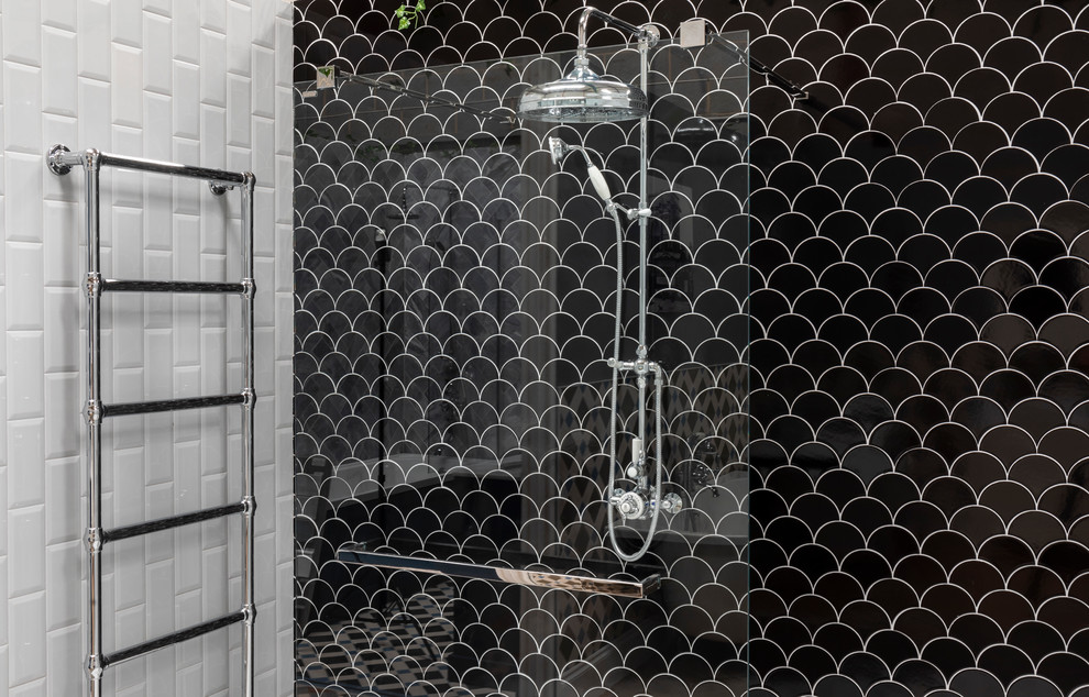 Großes Klassisches Badezimmer mit offener Dusche, schwarz-weißen Fliesen, Porzellanfliesen, Marmorboden, weißem Boden und offener Dusche in London
